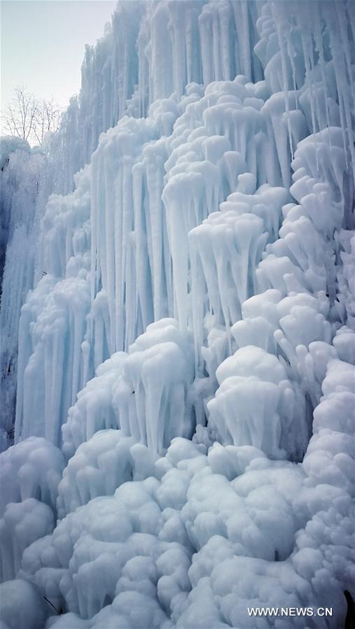 CHINA-HEBEI-SHIJIAZHUANG-FROZEN WATERFALL (CN)