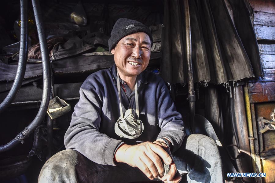 CHINA-XINJIANG-STEAM LOCOMOTIVE-DRIVER (CN)