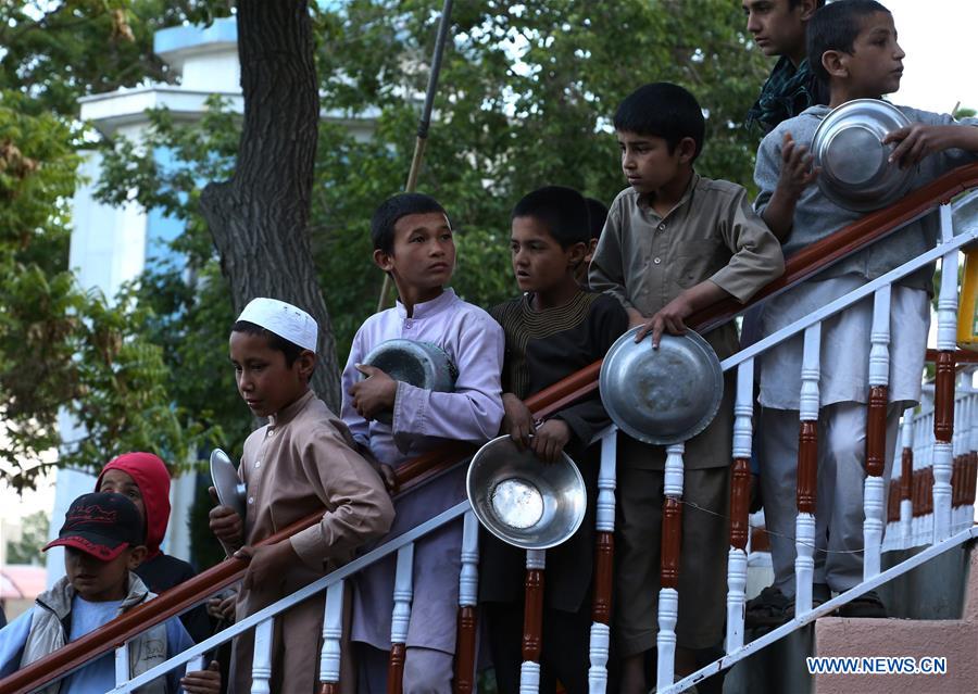 AFGHANISTAN-GHAZNI-RAMADAN-CHILDREN-FOOD