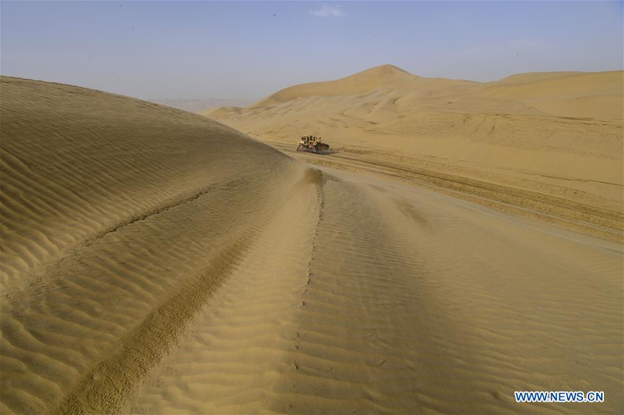 CHINA-XINJIANG-TAKLIMAKAN-DESERT ROAD-UNDER CONSTRUCTION (CN)