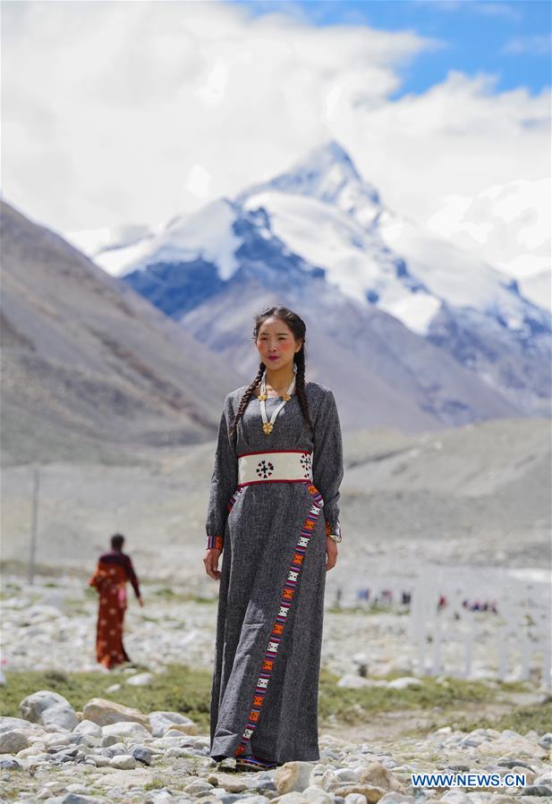 CHINA-TIBET-QOMOLANGMA-COSTUME SHOW (CN)