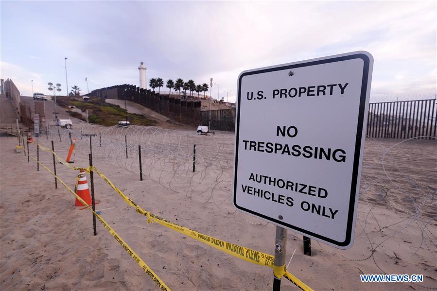 U.S.-SAN DIEGO-BORDER FENCE-MIGRANTS