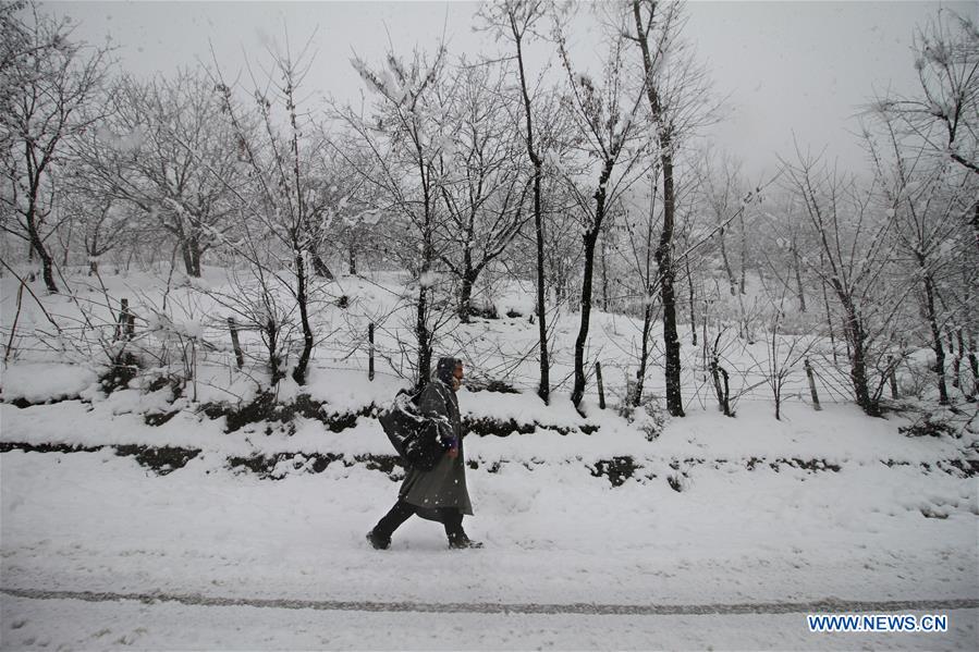 KASHMIR-SRINAGAR-SNOWFALL