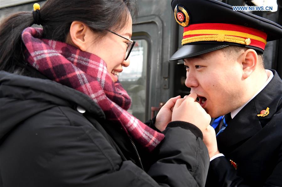 CHINA-LANTERN FESTIVAL-TRAIN ATTENDANT-FAMILY REUNION (CN)