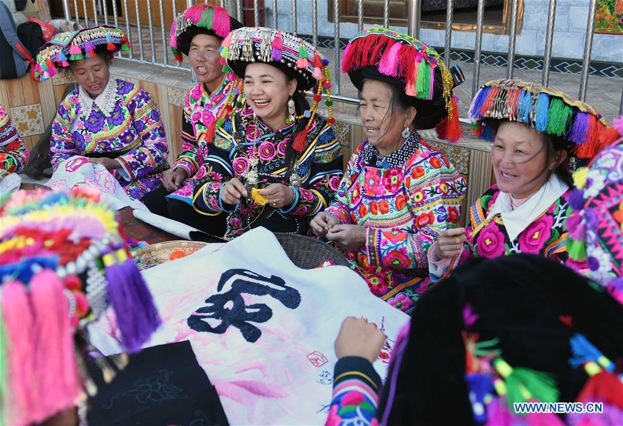 CHINA-YUNNAN-KUNMING-EMBROIDERY (CN)