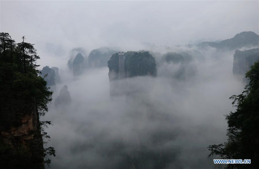 #CHINA-HUNAN-ZHANGJIAJIE-CLIFFSIDE ELEVATOR-FOG (CN)