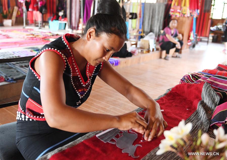 CHINA-YUNNAN-WA ETHNIC GROUP-WEAVING EXPERIENCE WORKSHOP (CN)