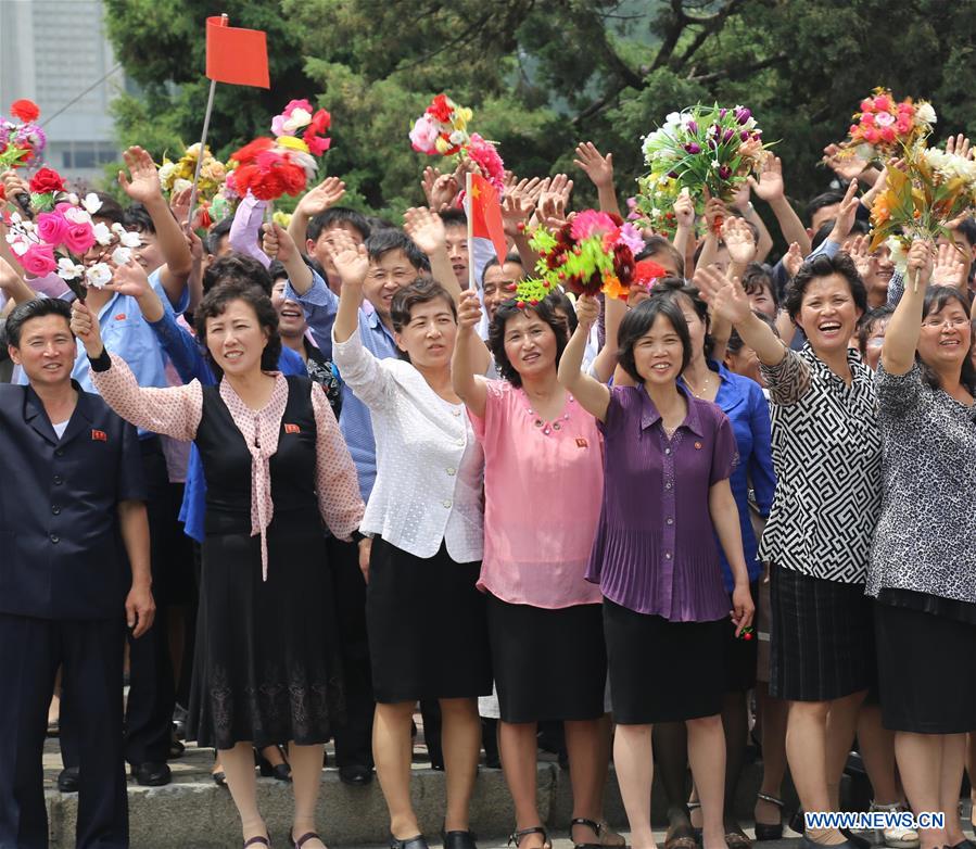 DPRK-PYONGYANG-XI JINPING-PEOPLE-WELCOME