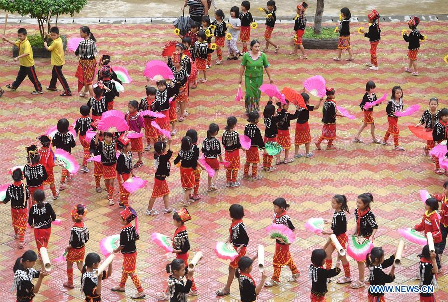 (SP)CHINA-YUNNAN-MANGSHI-MUNAO DANCING