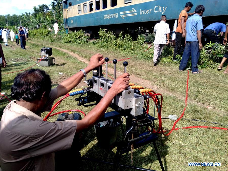 BANGLADESH-ACCIDENT-TRAIN DERAILMENT