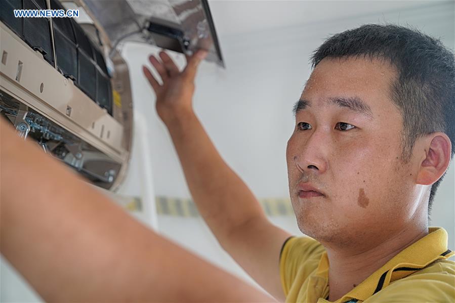 CHINA-BEIJING-HEAT WAVE-AIR CONDITIONER INSTALLATION (CN)