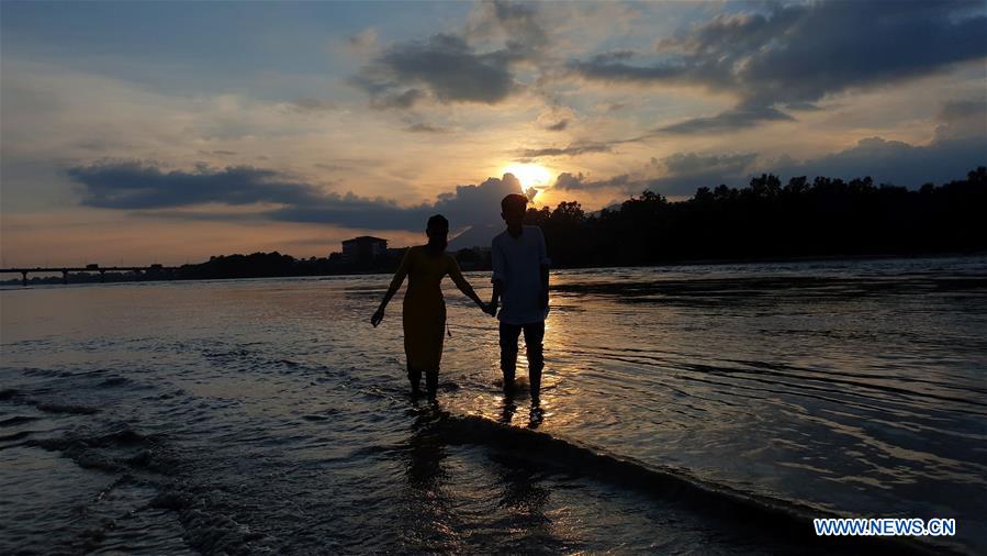 NEPAL-CHITWAN-SUNSET