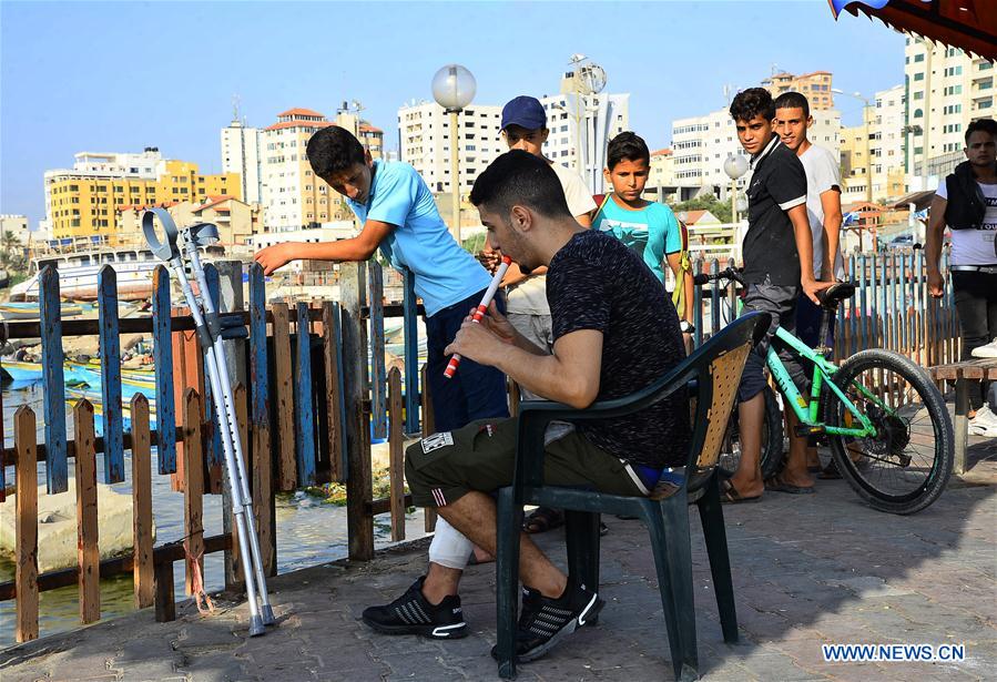 MIDEAST-GAZA-DISABLED MAN-CRUTCH-FLUTE