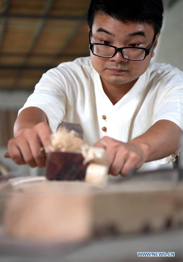 CHINA-HENAN-LANKAO-"GUQIN" MAKER (CN)