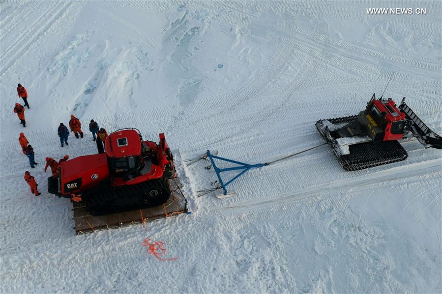 (EyesonSci)CHINA-ICEBREAKERS-ANTARCTIC EXPEDITION-UNLOADING CARGOS