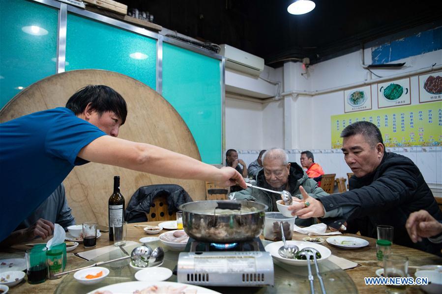 CHINA-MACAO-FISHMONGER-TRADITIONAL DRUNKEN DRAGON DANCE (CN)