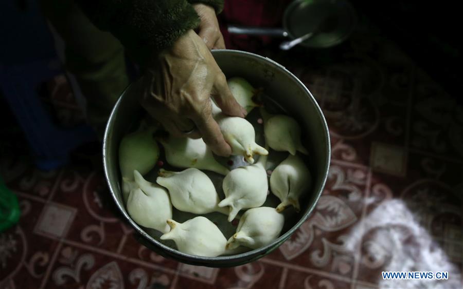 NEPAL-KATHMANDU-FESTIVAL-YOMARI PUNHI-YOMARI MAKING