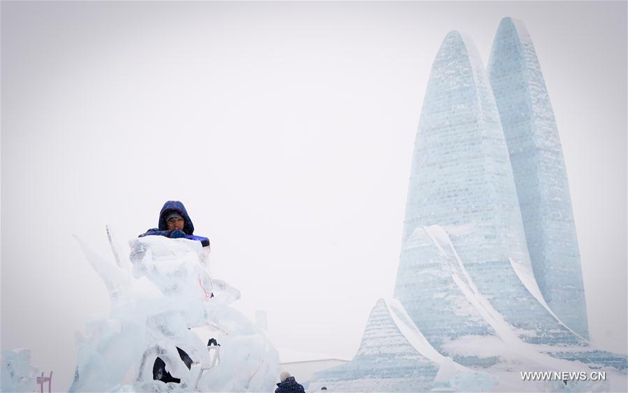 CHINA-HEILONGJIANG-HARBIN-ICE SCULPTURE (CN)