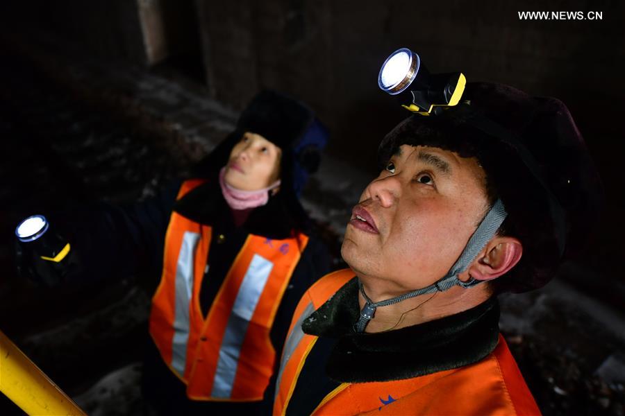 CHINA-SHANXI-RAILWAY MAINTENANCE-COUPLE (CN)