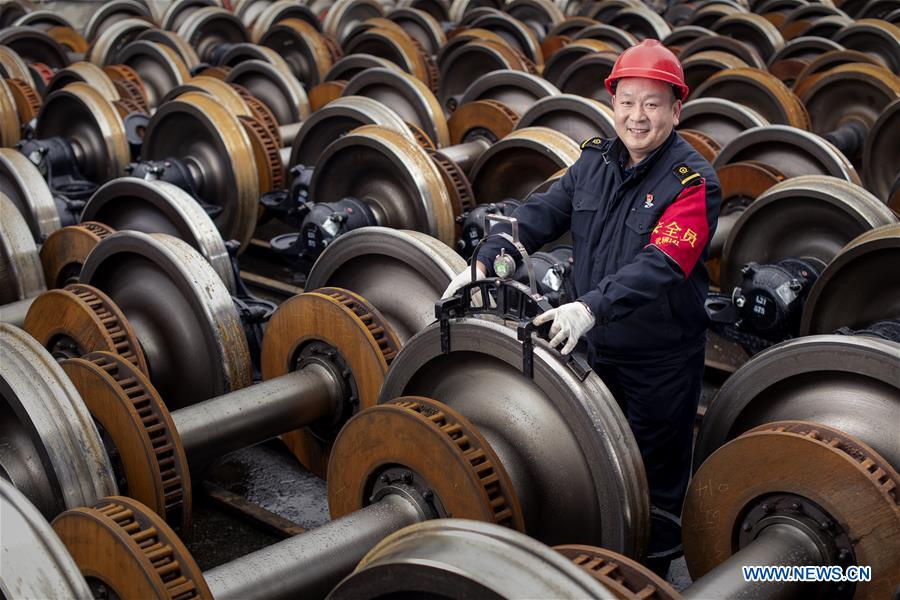 CHINA-HUBEI-SPRING FESTIVAL TRAVEL RUSH-WORKERS BEHIND THE SCENES (CN)