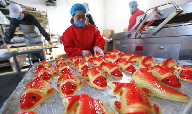 Villagers make rice cakes in Lijiazhuang Village, E China's Shandong