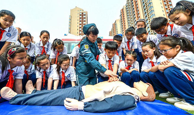 Medical workers demonstrate first aid skills to students in N China's Hebei