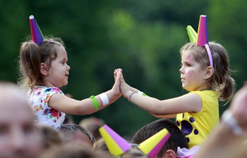 Guinness world record for hand clapping game set in Buftea, Romania