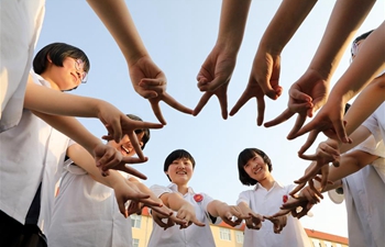 Games held to help graduating high school students relax in run-up to NCEE in China's Shandong