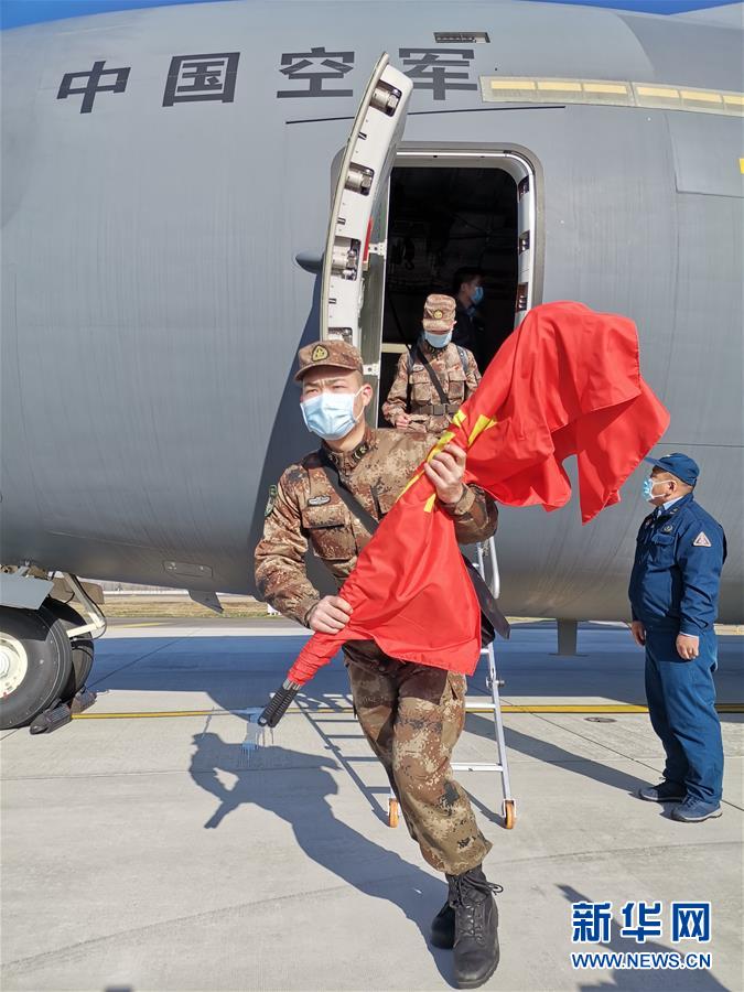 （聚焦疫情防控·圖文互動(dòng)）（5）空軍第四次向武漢大規(guī)?？者\(yùn)醫(yī)療隊(duì)員和物資