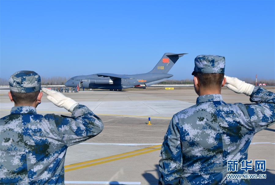 （聚焦疫情防控·圖文互動(dòng)）（12）空軍第四次向武漢大規(guī)?？者\(yùn)醫(yī)療隊(duì)員和物資