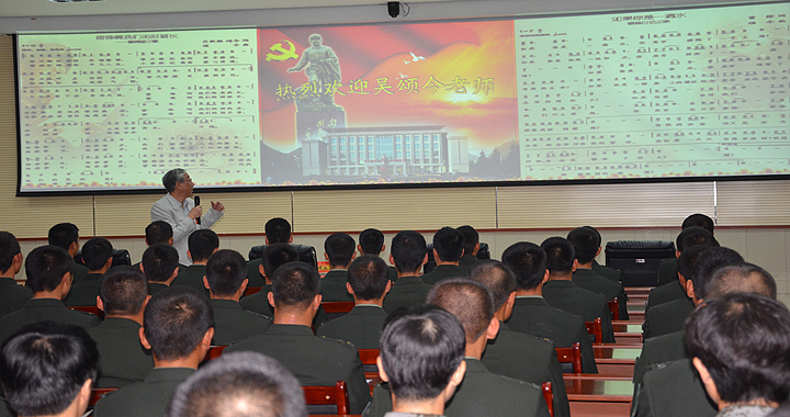 詞曲家吳頌今在雷鋒團教官兵唱雷鋒歌曲