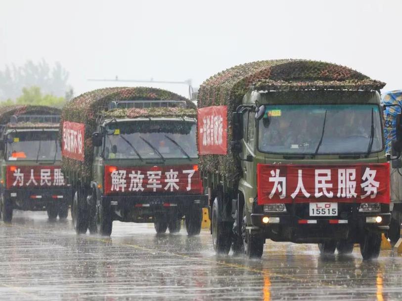 從抗洪救災(zāi)看這支軍隊的“變”與“不變”