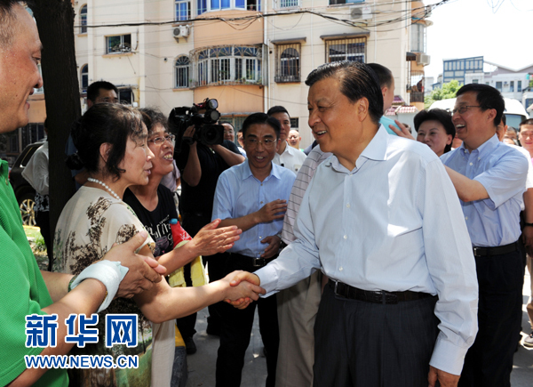 這是7月22日，劉云山在上海市普陀區(qū)桃浦鎮(zhèn)蓮花公寓居委會(huì)調(diào)研時(shí)同社區(qū)居民親切握手。新華社記者 饒愛(ài)民 攝