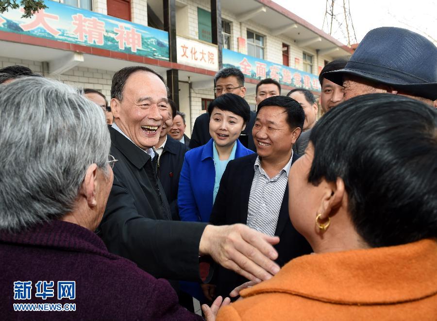 3月27日至28日，中共中央政治局常委、中央紀(jì)委書記王岐山到河南省調(diào)研，并主持召開座談會(huì)。這是3月27日王岐山在河南林州姚村鎮(zhèn)馮家口村同村民親切交談。 新華社記者 饒愛民 攝