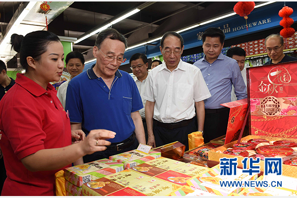 9月24日至26日，中共中央政治局常委、中央紀(jì)委書(shū)記王岐山在福建調(diào)研。這是9月24日，王岐山來(lái)到上杭縣古田鎮(zhèn)米蘭春天超市，調(diào)研“兩節(jié)”期間八項(xiàng)規(guī)定精神落實(shí)情況。新華社記者張鐸攝