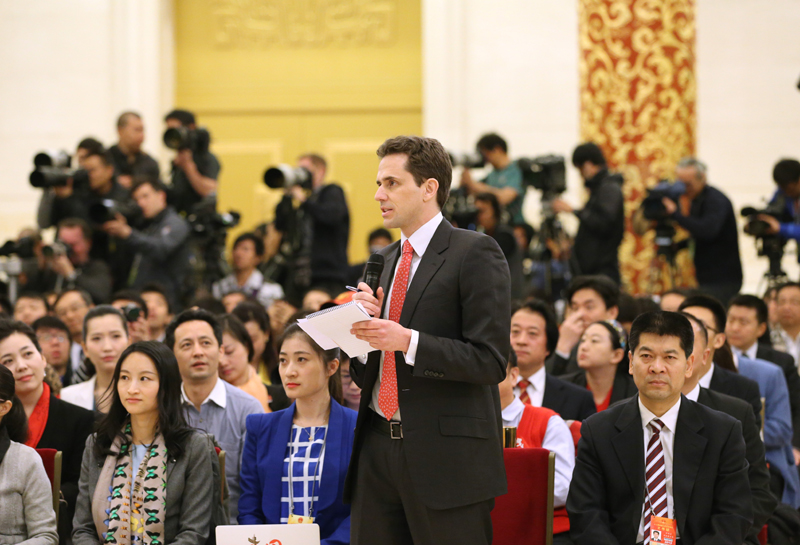 3月15日，國務院總理李克強在北京人民大會堂與中外記者見面，并回答記者提問。這是一位記者在提問。 新華社記者 劉衛(wèi)兵攝