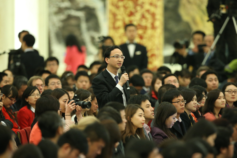 3月15日，國務院總理李克強在北京人民大會堂與中外記者見面，并回答記者提問。這是一位記者在提問。 新華社記者 龐興雷 攝