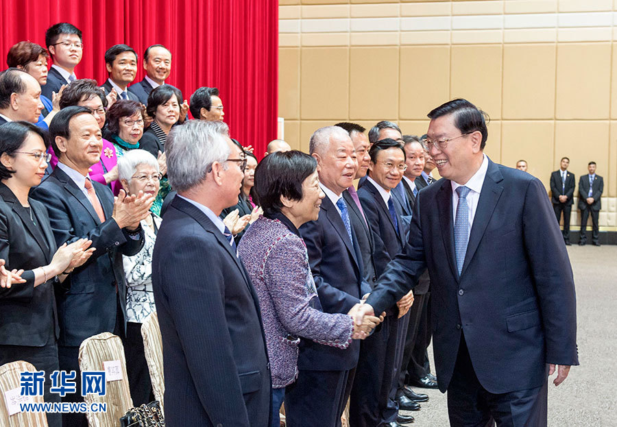 5月8日至10日，中共中央政治局常委、全國人大常委會(huì)委員長張德江視察澳門特別行政區(qū)。這是5月9日，張德江與澳門社會(huì)各界人士代表座談。新華社記者 李學(xué)仁 攝