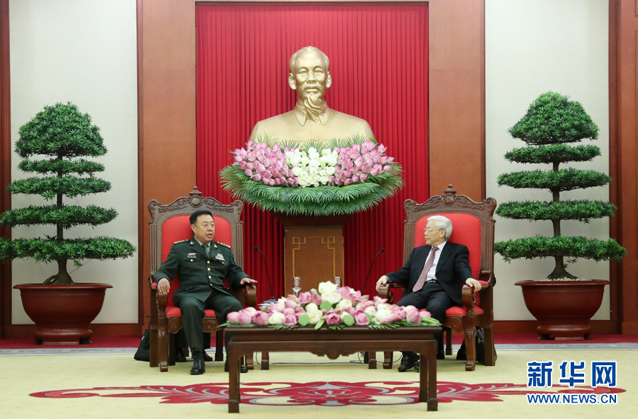 6月18日，在越南首都河內(nèi)，正在越南訪問的中央軍委副主席范長龍（左）會(huì)見越共中央總書記阮富仲。 新華社發(fā)（李曉偉攝） 