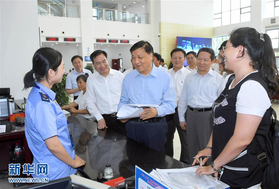 6月22日至24日，中共中央政治局常委、中央書記處書記劉云山在遼寧調研。這是6月22日，劉云山在中國（遼寧）自貿試驗區(qū)營口片區(qū)與干部群眾深入交流。新華社記者 張鐸 攝