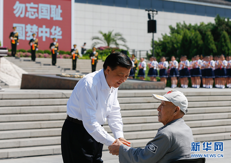 7月7日，紀(jì)念全民族抗戰(zhàn)爆發(fā)80周年儀式在中國(guó)人民抗日戰(zhàn)爭(zhēng)紀(jì)念館舉行。中共中央政治局常委、中央書(shū)記處書(shū)記劉云山出席儀式并講話。這是儀式開(kāi)始前，劉云山與老八路代表握手。新華社記者崔新鈺攝