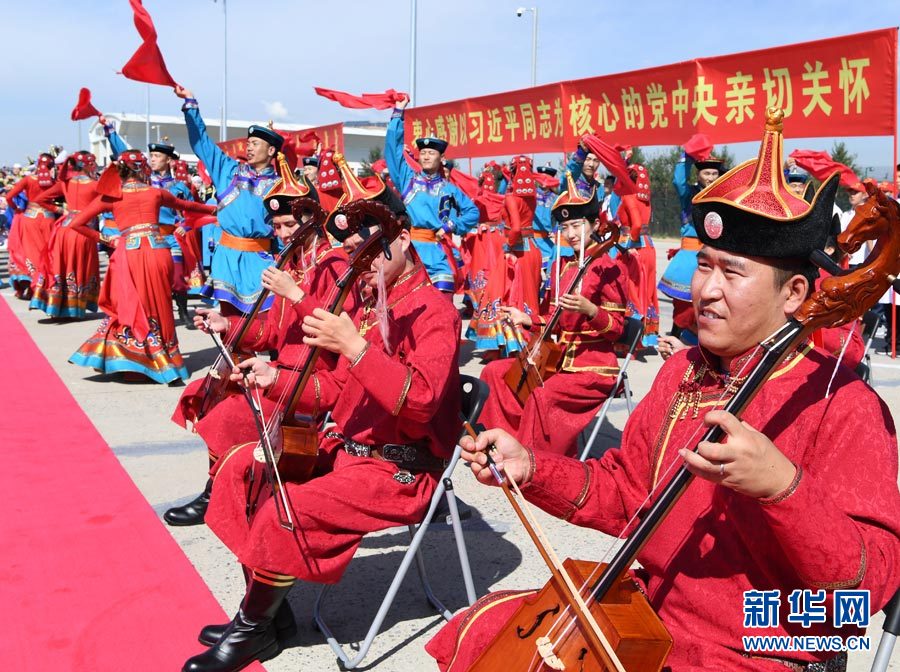 8月7日，以中共中央政治局常委、全國政協(xié)主席俞正聲為團長的中央代表團飛抵呼和浩特，出席內(nèi)蒙古自治區(qū)成立70周年慶?；顒印Ｖ醒氪韴F在機場受到內(nèi)蒙古各族群眾的熱烈歡迎。新華社記者 張領 攝