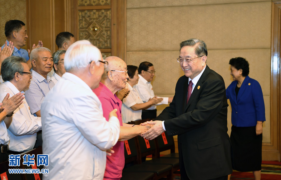 8月7日，中共中央政治局常委、全國(guó)政協(xié)主席、中央代表團(tuán)團(tuán)長(zhǎng)俞正聲在內(nèi)蒙古新城賓館會(huì)見內(nèi)蒙古自治區(qū)離退休老同志和各族各界群眾代表，并與他們合影留念。新華社記者 張領(lǐng) 攝