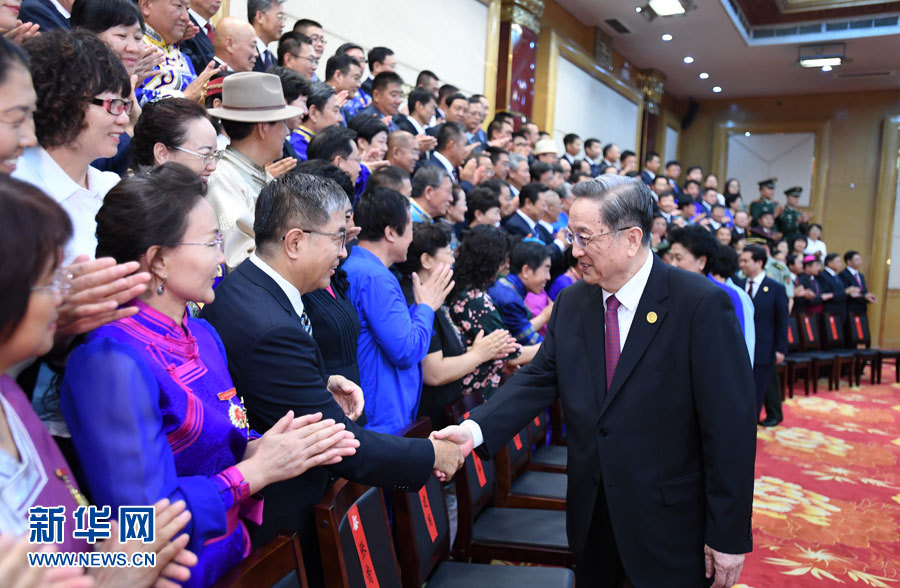 8月7日，中共中央政治局常委、全國(guó)政協(xié)主席、中央代表團(tuán)團(tuán)長(zhǎng)俞正聲在內(nèi)蒙古新城賓館會(huì)見內(nèi)蒙古自治區(qū)離退休老同志和各族各界群眾代表，并與他們合影留念。新華社記者 張領(lǐng) 攝