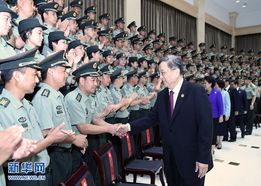 8月7日，中共中央政治局常委、全國政協(xié)主席、中央代表團團長俞正聲率代表團部分成員分別赴內(nèi)蒙古軍區(qū)、武警內(nèi)蒙古總隊、武警內(nèi)蒙古森林總隊慰問，并會見自治區(qū)政法干警代表。這是俞正聲會見內(nèi)蒙古軍區(qū)指戰(zhàn)員。新華社記者 張領(lǐng) 攝