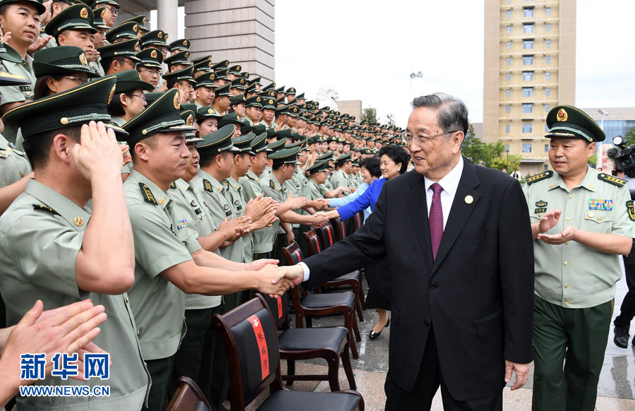 8月7日，中共中央政治局常委、全國政協(xié)主席、中央代表團團長俞正聲率代表團部分成員分別赴內(nèi)蒙古軍區(qū)、武警內(nèi)蒙古總隊、武警內(nèi)蒙古森林總隊慰問，并會見自治區(qū)政法干警代表。這是俞正聲會見武警內(nèi)蒙古總隊官兵。新華社記者 張領(lǐng) 攝