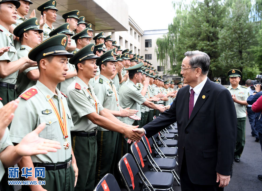 8月7日，中共中央政治局常委、全國政協(xié)主席、中央代表團團長俞正聲率代表團部分成員分別赴內(nèi)蒙古軍區(qū)、武警內(nèi)蒙古總隊、武警內(nèi)蒙古森林總隊慰問，并會見自治區(qū)政法干警代表。這是俞正聲會見武警內(nèi)蒙古森林總隊官兵。新華社記者 張領(lǐng) 攝