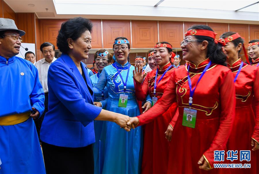 8月9日，中共中央政治局委員、國(guó)務(wù)院副總理、中央代表團(tuán)副團(tuán)長(zhǎng)劉延?xùn)|率中央代表團(tuán)二分團(tuán)到赤峰看望慰問(wèn)各族干部群眾。這是劉延?xùn)|在赤峰市群眾藝術(shù)館和群眾親切交談。新華社記者 連振 攝