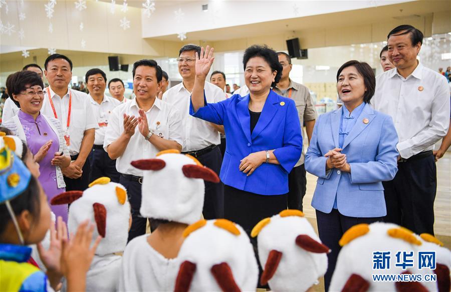 8月9日，中共中央政治局委員、國(guó)務(wù)院副總理、中央代表團(tuán)副團(tuán)長(zhǎng)劉延?xùn)|率中央代表團(tuán)二分團(tuán)到赤峰看望慰問(wèn)各族干部群眾。這是劉延?xùn)|在赤峰市青少年宮與青少年熱烈互動(dòng)。新華社記者 連振 攝