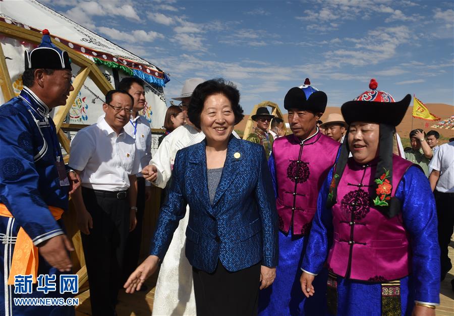 8月10日，中共中央政治局委員、中央統(tǒng)戰(zhàn)部部長、中央代表團副團長孫春蘭率中央代表團三分團繼續(xù)在內蒙古自治區(qū)阿拉善盟看望慰問，把以習近平同志為核心的黨中央的親切關懷和全國各族人民的美好祝福帶給阿拉善各族各界干部群眾。這是孫春蘭在牧民張輝生（右二）家了解生產(chǎn)生活情況。新華社記者 任軍川 攝